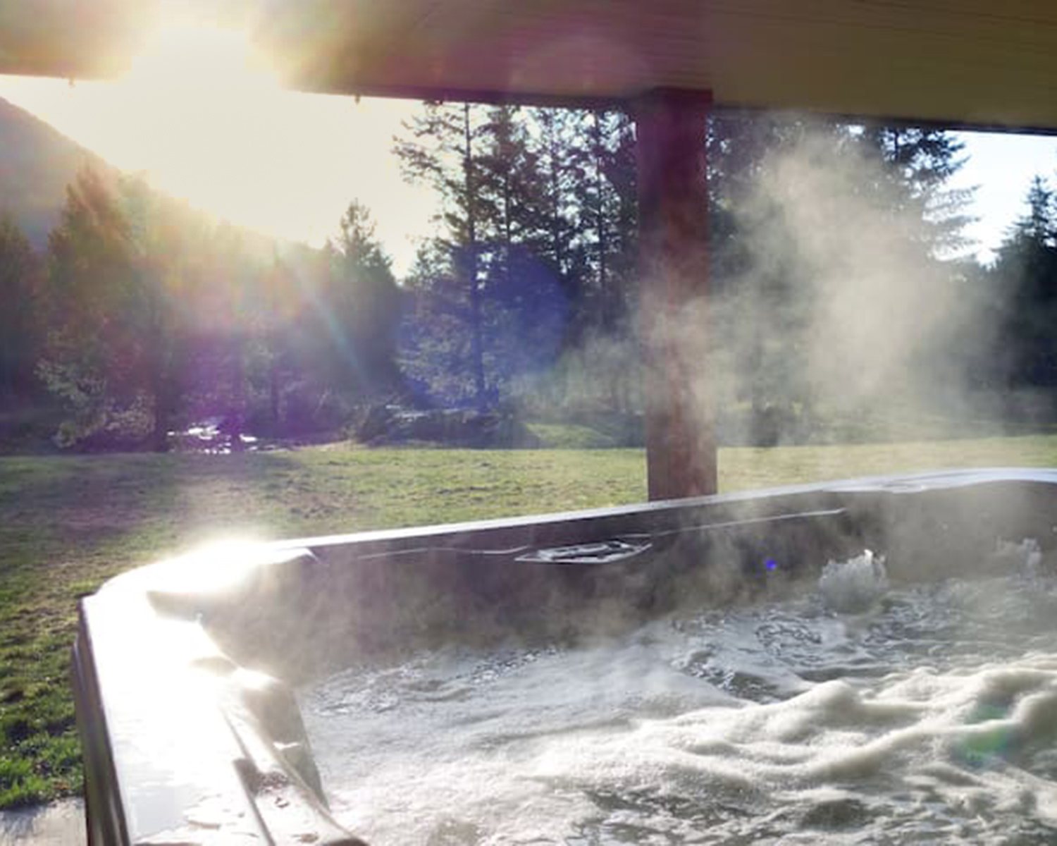 Hot tub overlooking the mountains at Santé Wellness Retreat